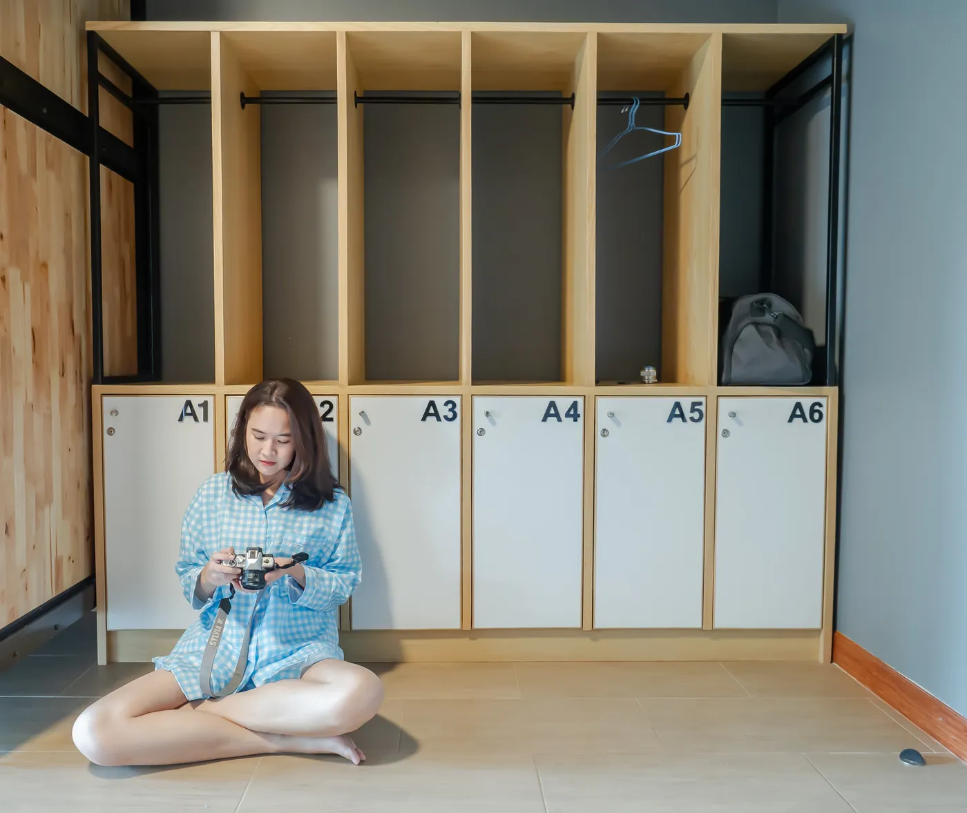 A guest sitting in front of lockers A1 to A6.