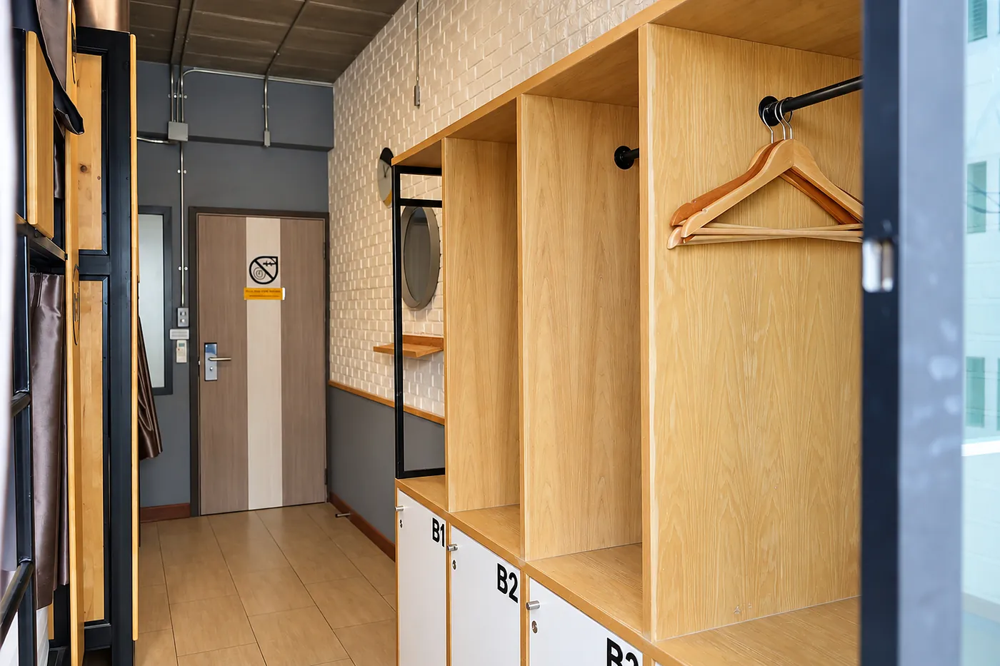 The open wardrobe and lockers B1 to B4.