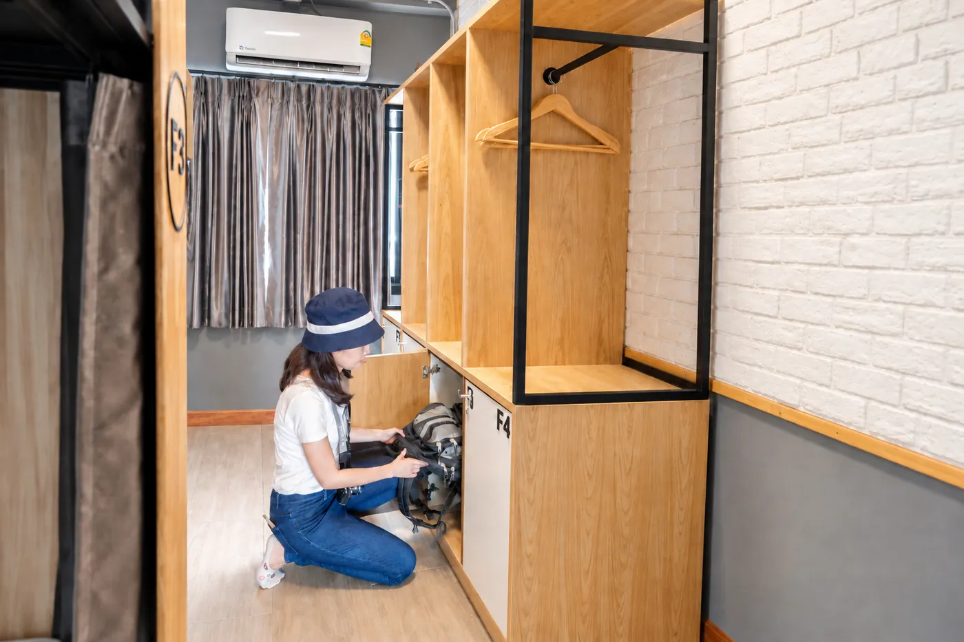 A guest packing her bag at the lockers.